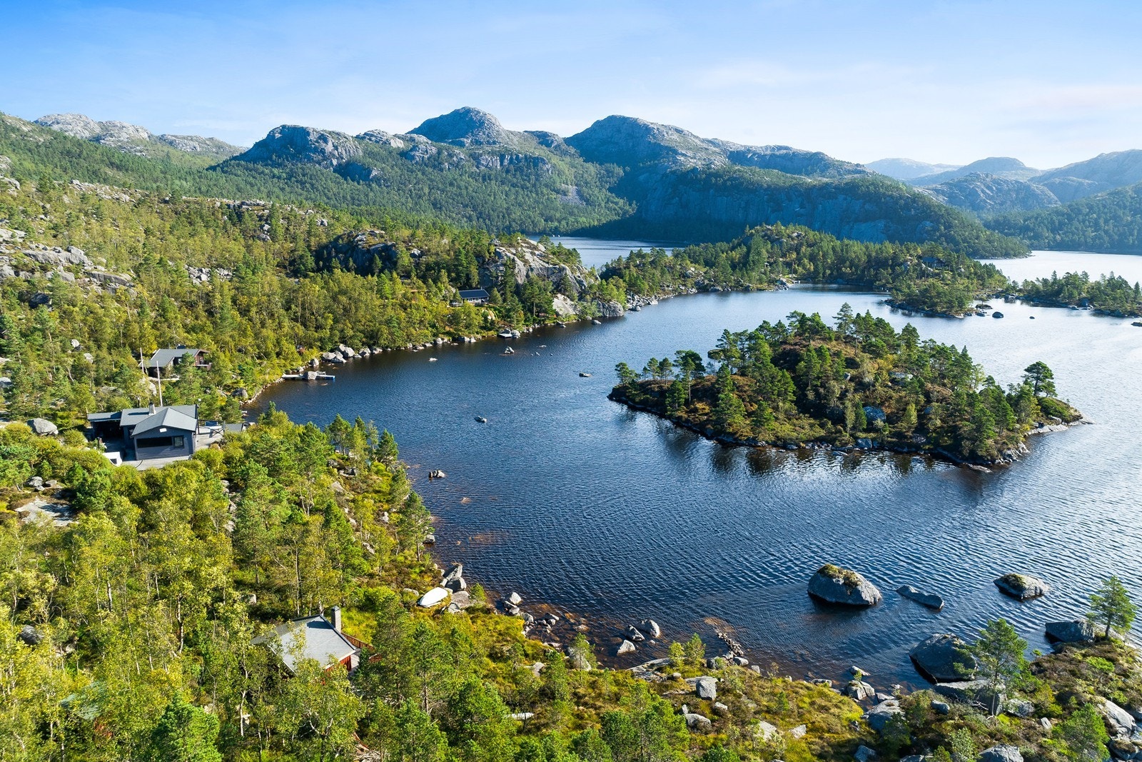 Området byr på spektakulær natur med innsjøer, fjell og uberørt landskap. Galleribilde