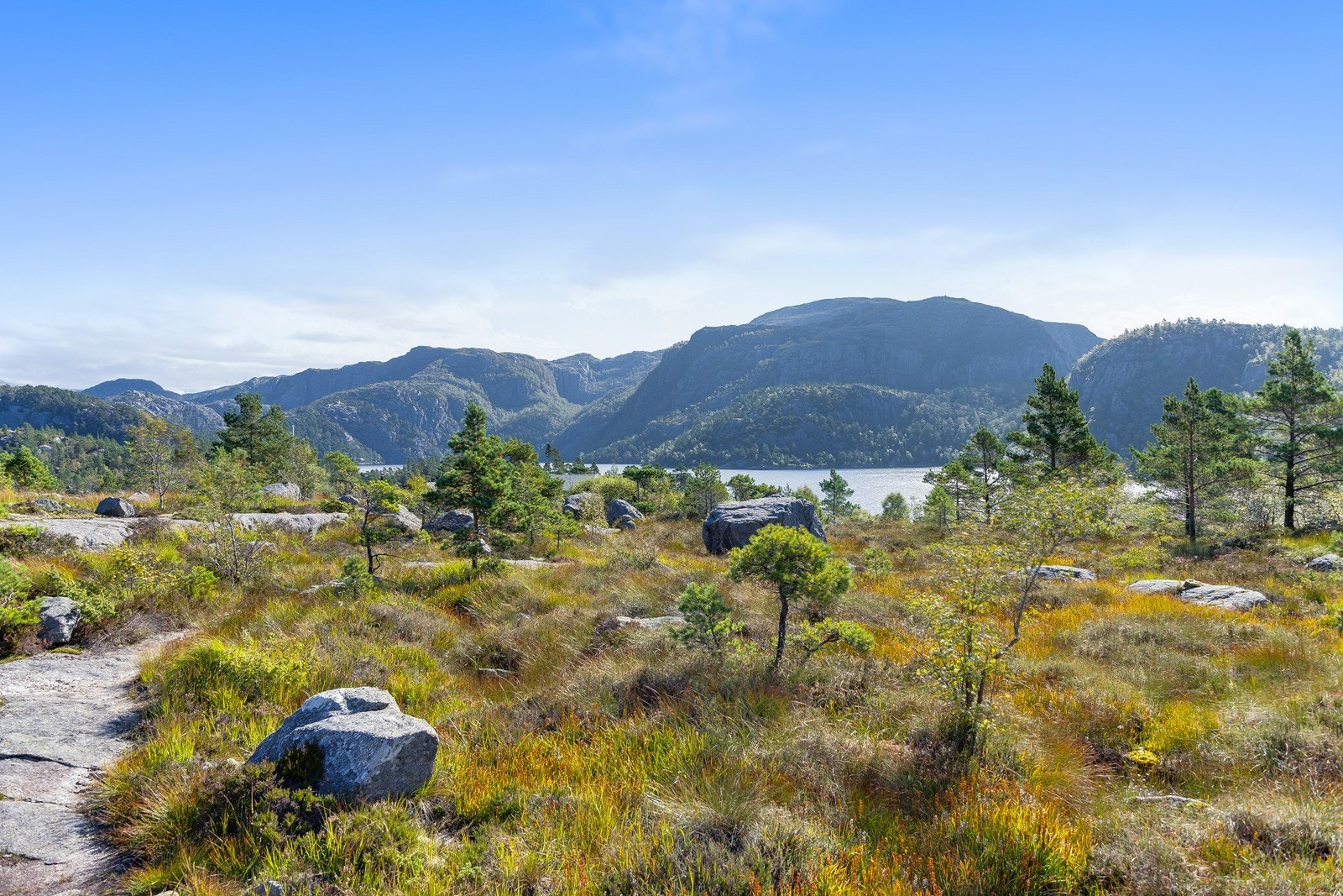 Her er det enkelt å komme seg ut i det flotte kyst- og fjellandskapet. Galleribilde
