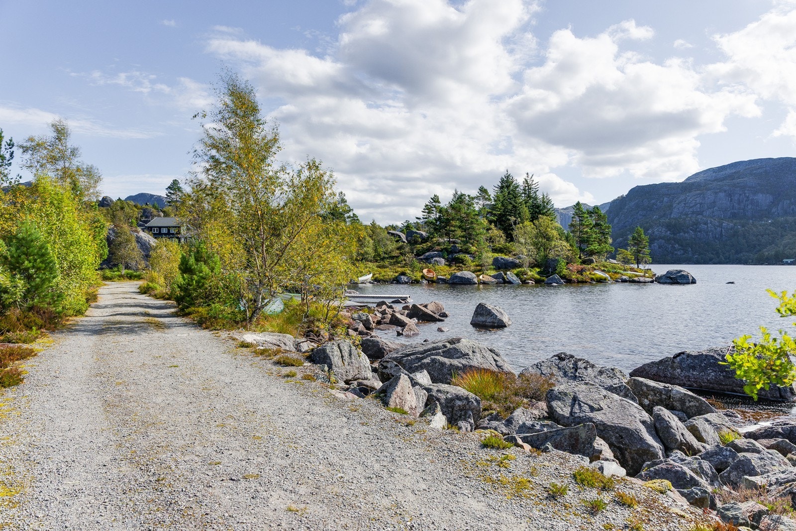Tilkomsten til området går gjennom vakre omgivelser langs vannkanten. Galleribilde
