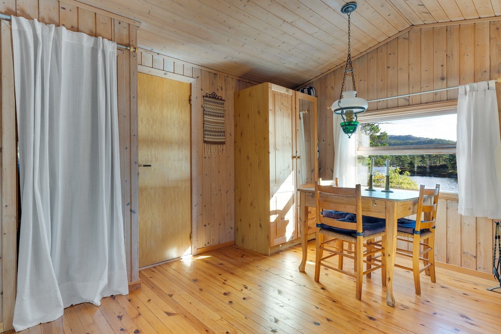 Her kombineres spiseplass og stuesone på en hyggelig måte. Galleribilde