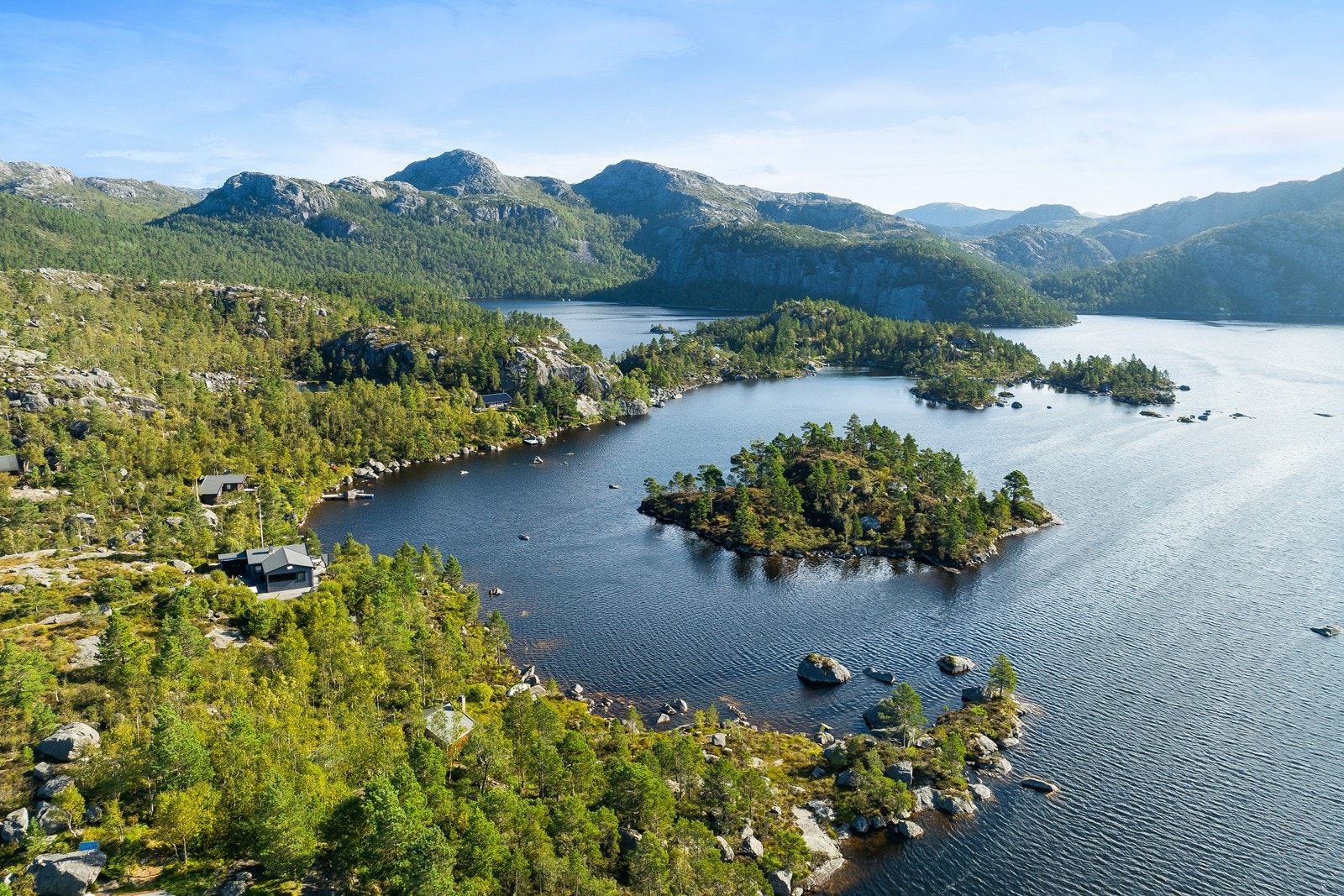 En beliggenhet som gir nærhet til både vann, natur og flotte turmuligheter. Galleribilde