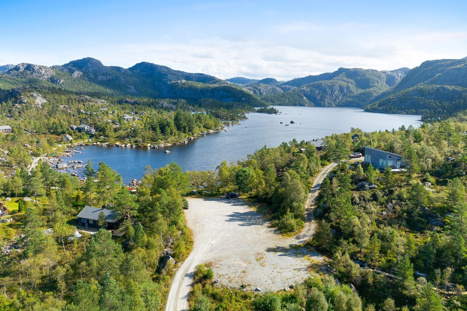Oversiktsbildet viser de flotte kvalitetene som preger området rundt eiendommen. Galleribilde
