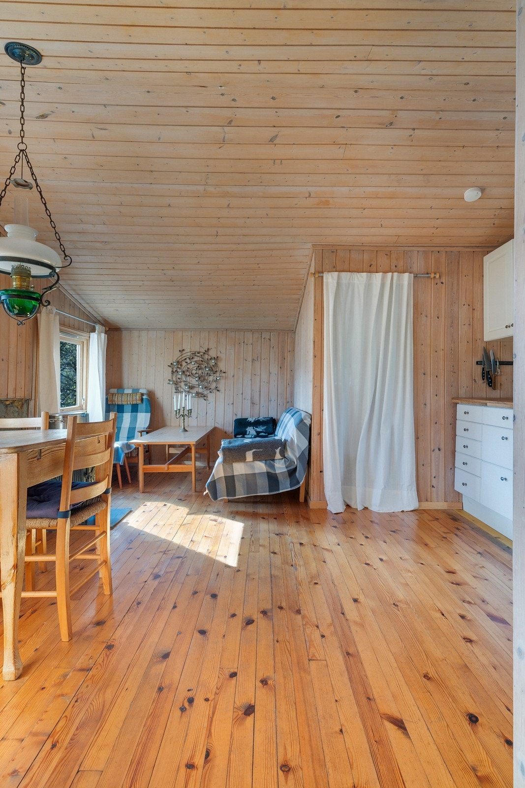 Åpent og lyst oppholdsrom med klassisk hyttepreg. Galleribilde