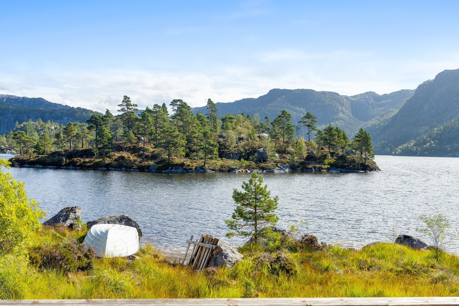 Utsikten mot den lille holmen skaper et særpreget og idyllisk landskapsbilde. Galleribilde