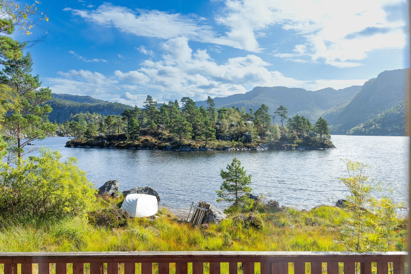 Omgitt av vann og vakker natur får man en sjelden nærhet til landskapet. Galleribilde
