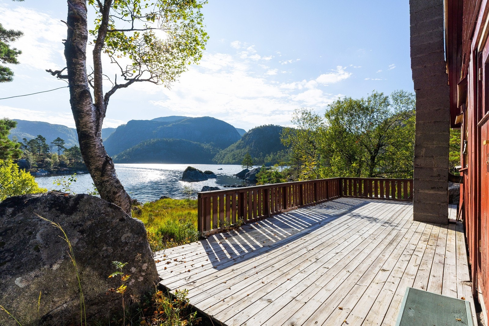 Velkommen til Mosli 86! - Foto levert av Robin Malm. Stor terrasse med flott utsikt mot vann og omkringliggende natur. Galleribilde