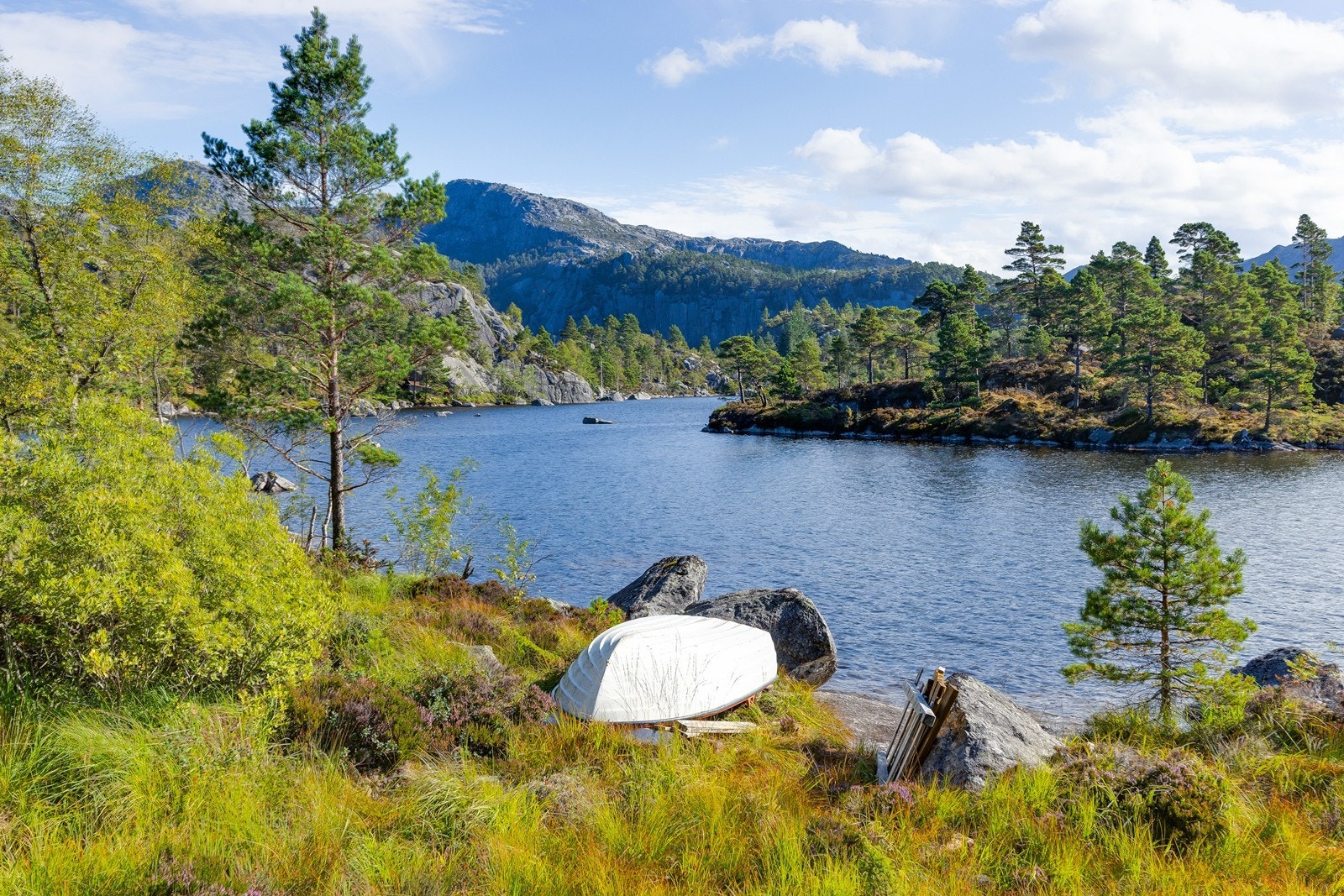 Vannet ligger rett nedenfor hytta og innbyr til både bading, roing og naturopplevelser. Galleribilde