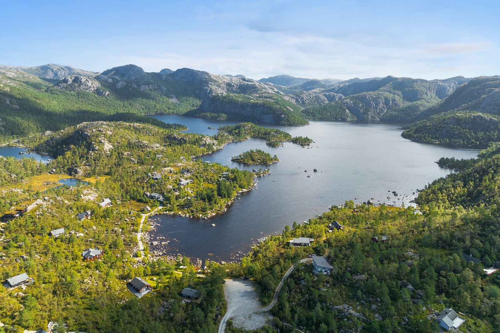 Området kjennetegnes av vakker natur, flotte vannområder og spredt fritidsbebyggelse. Galleribilde