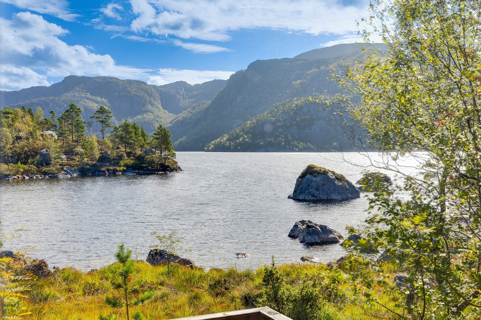 Her er nærheten til vannet en naturlig del av hytteopplevelsen. Galleribilde