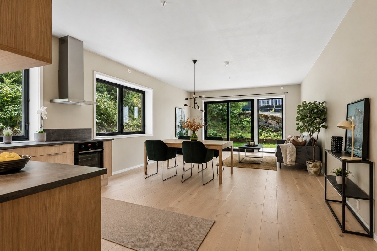 Romslig moderne stue med gjennomgående lys en stavs parkett og malte overflater i moderne og delikate farger. Bildet er digitalt stylet. Feil kan forekomme. Galleribilde