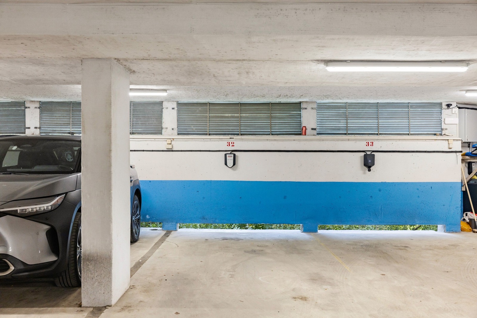 Boligen disponerer en parkeringsplass (nr. 32) med elbillader i felles garasjeanlegg med utvendig adkomst Galleribilde