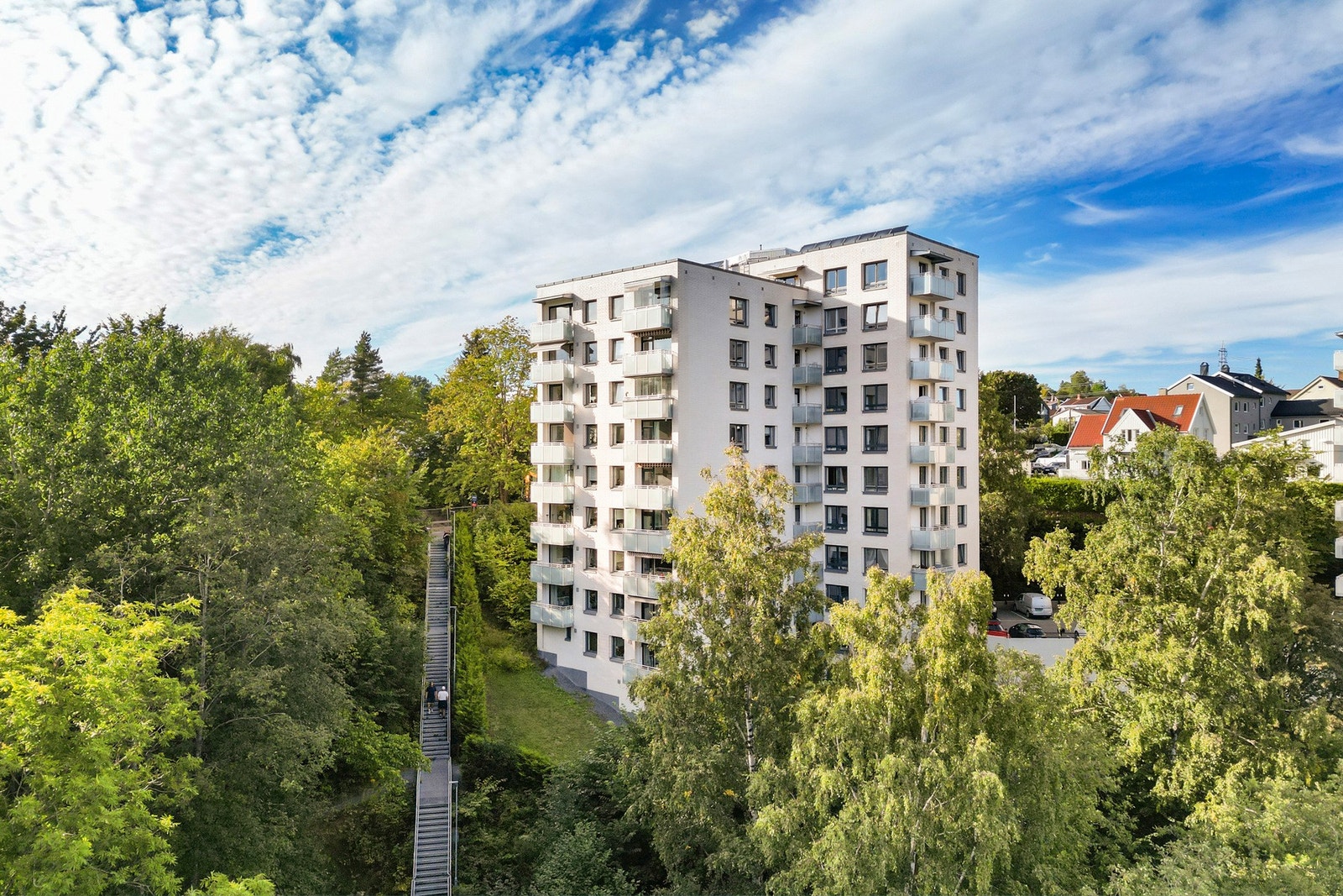 Frysjaveien 1 har en attraktiv beliggenhet i et område som kombinerer nærhet til natur og marka med enkel tilgang til sentrale deler av Oslo Galleribilde