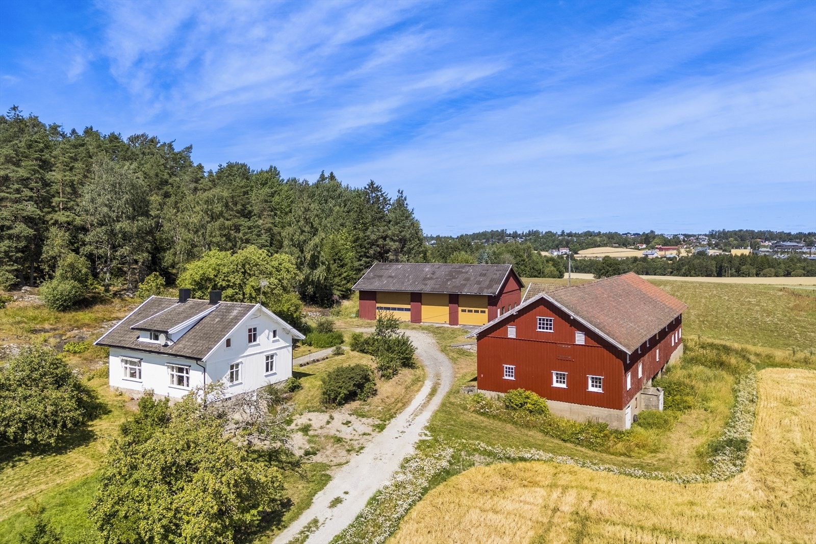 Oversikt over det tradisjonsrike tunet der bygningsmassen har renoveringsbehov Galleribilde