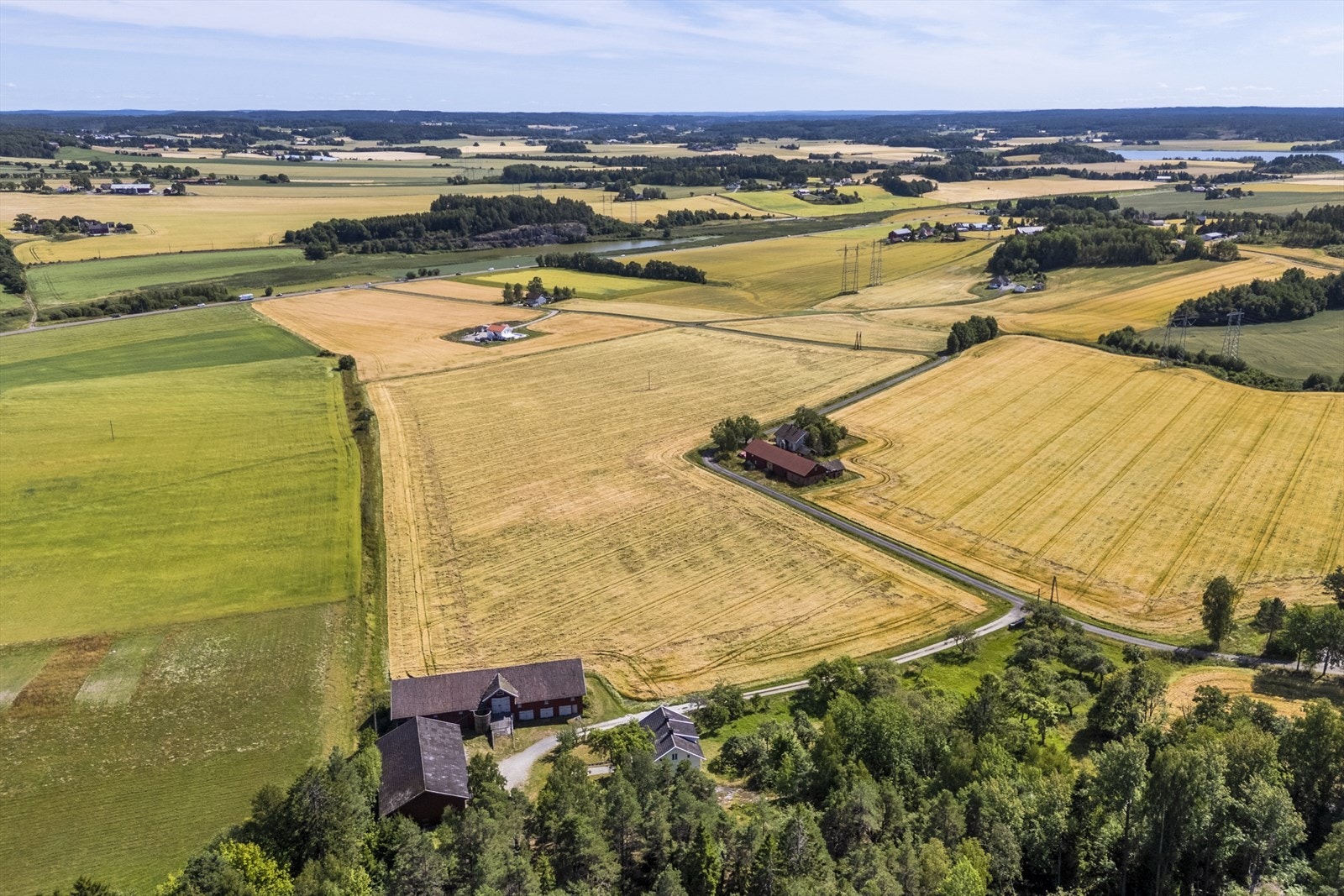 Vakker oversikt over eiendommens 187,5 daa dyrket mark på Rådesletta Galleribilde