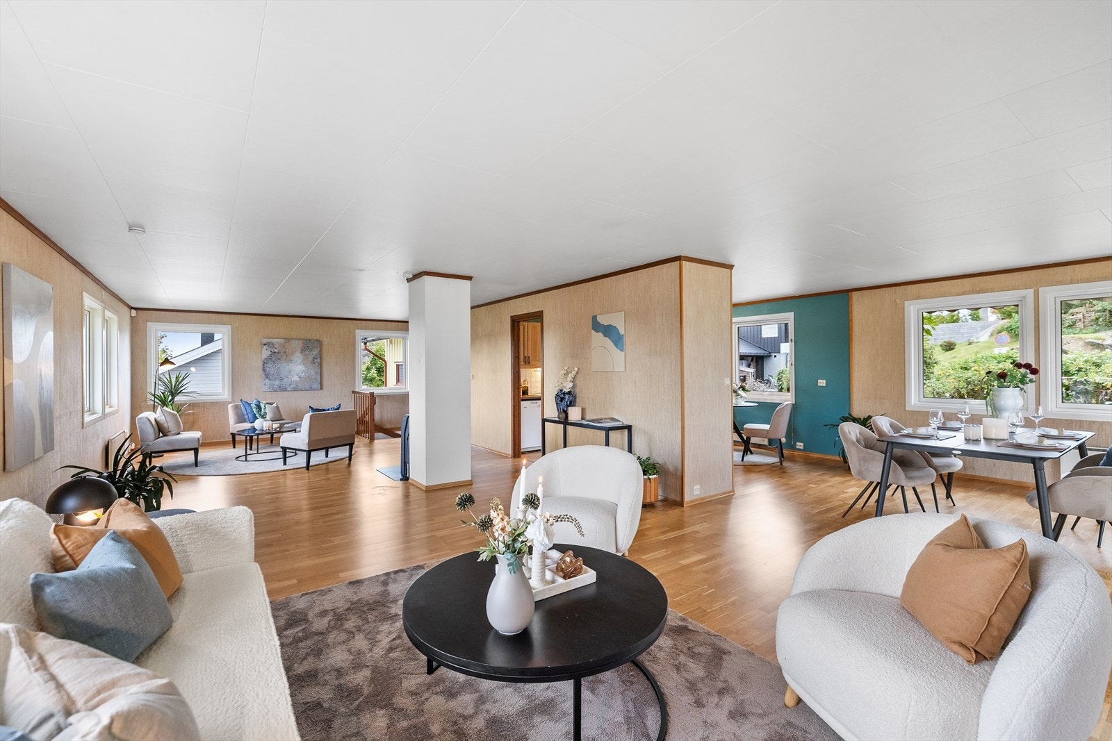 Lys og romslig stue med god plass til store møbler og flere møbleringsmuligheter, perfekt for både avslapning og hyggelige sammenkomster med familie og venner. Galleribilde