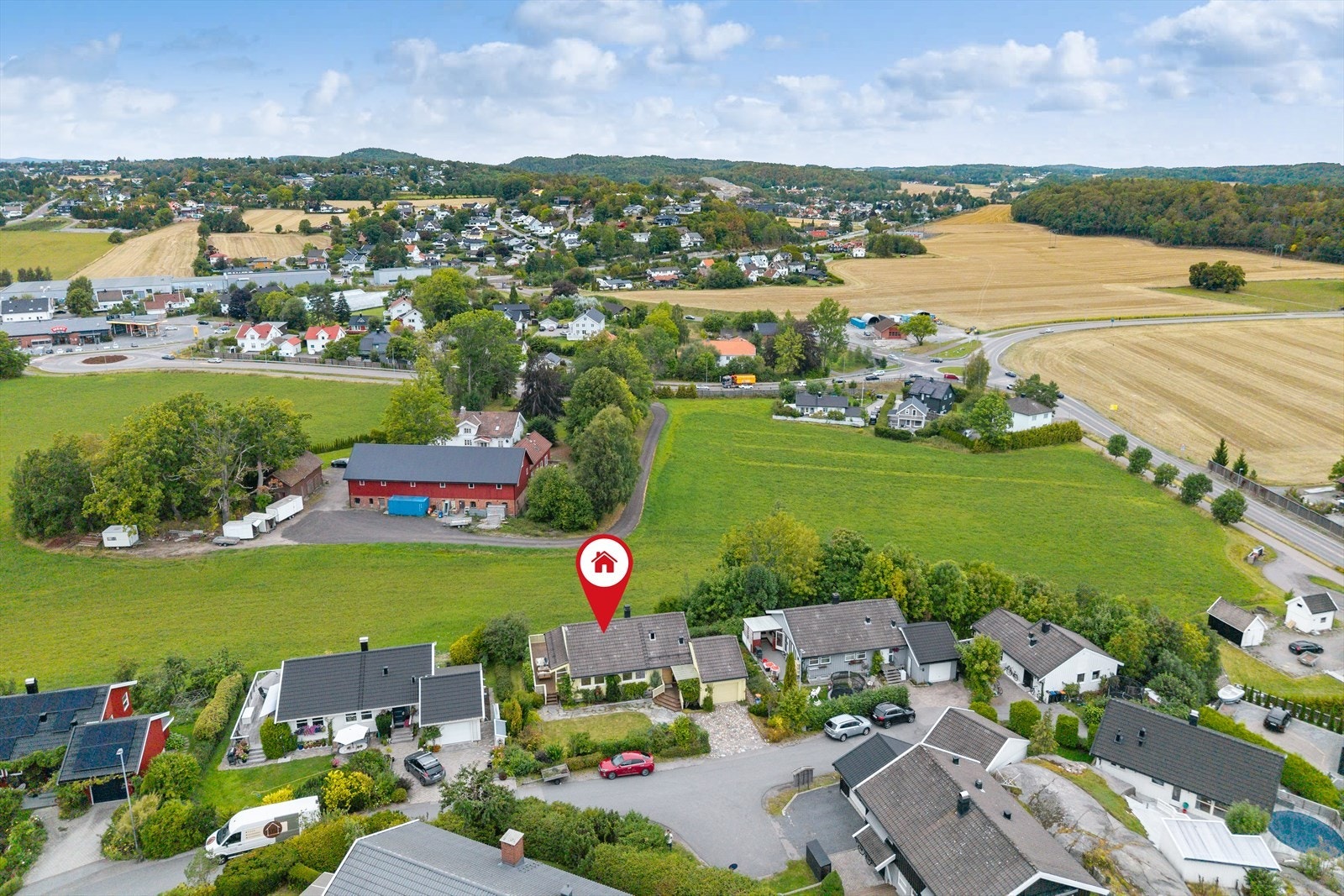 Beliggenheten gir en sjelden kombinasjon av landlig preg og nærhet til byens tilbud, og de åpne omgivelsene bidrar til gode lys- og solforhold fra morgen til kveld. Galleribilde