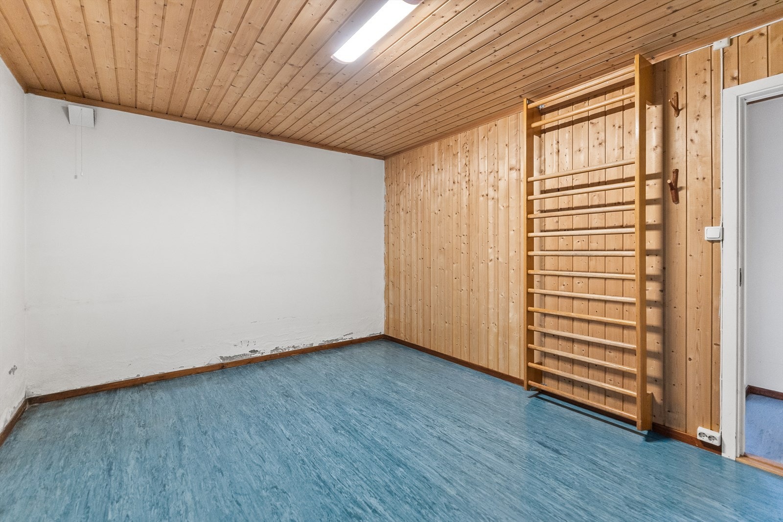 Stor bod med rikelig plass til oppbevaring av sesongutstyr, verktøy og øvrige eiendeler. Galleribilde