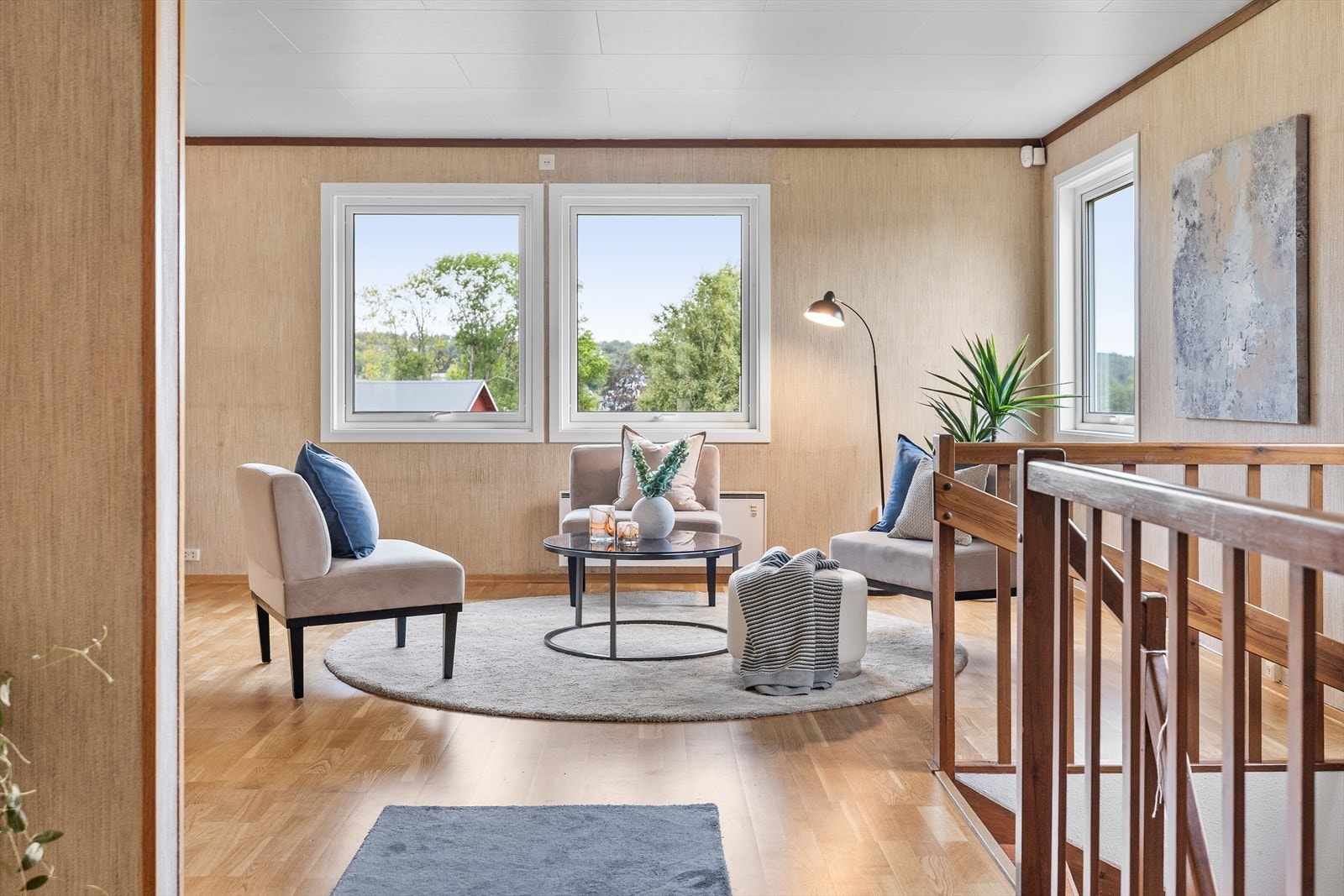 Fra gangen er det adkomst til underetasjen via trapp Galleribilde