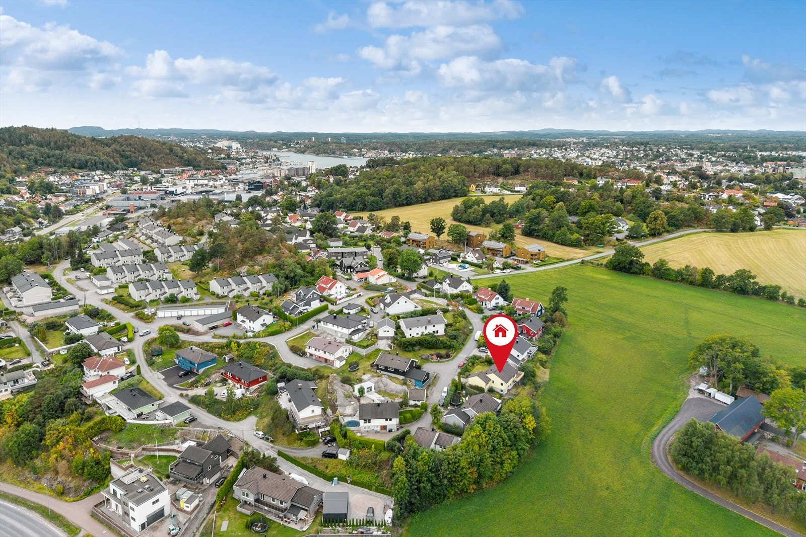 Fra boligen er det kort vei til Sandefjord sentrum med sine hyggelige handlegater, kaféer, restauranter, kulturtilbud og øvrige servicetjenester. Galleribilde