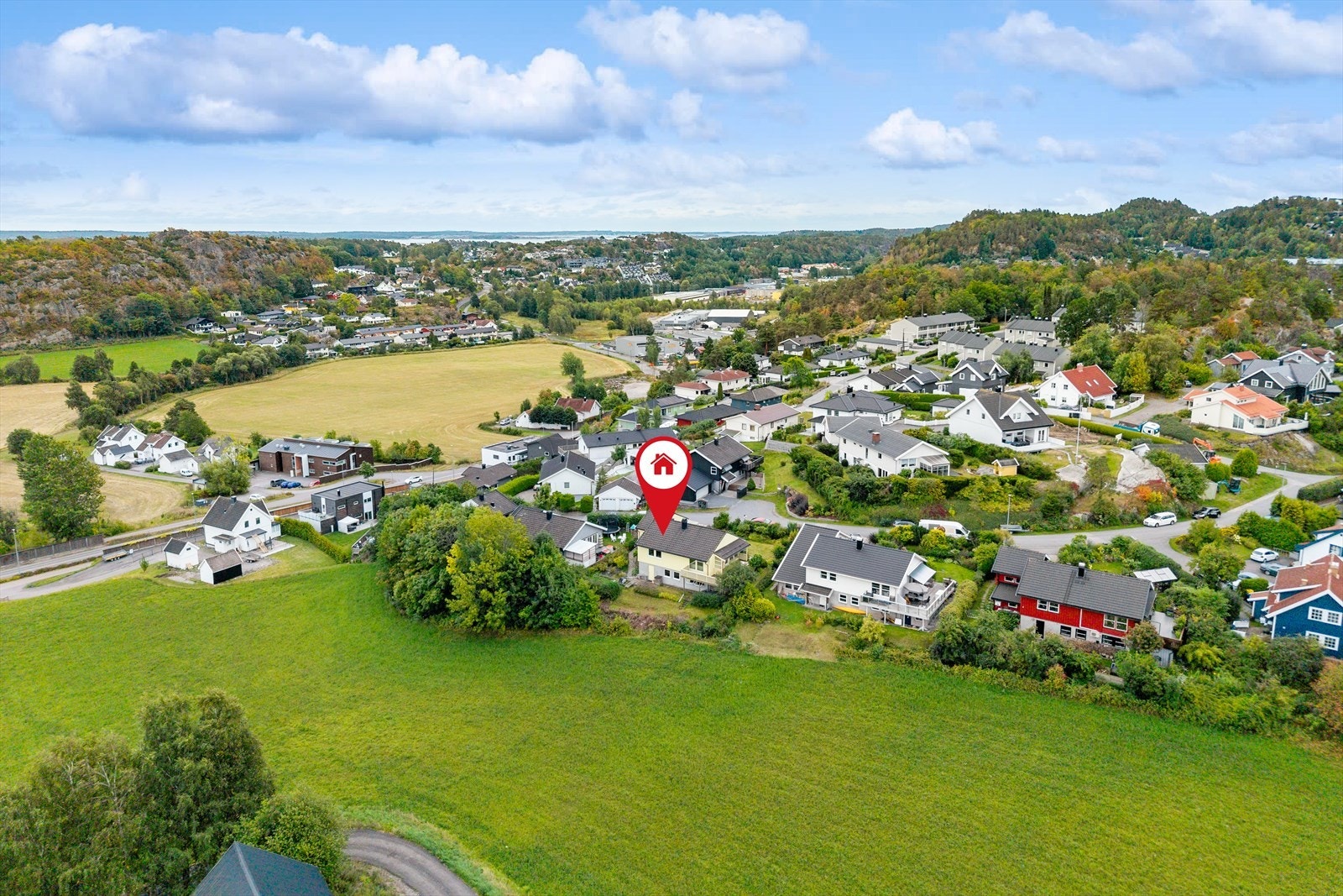 Her bor du i rolige og grønne omgivelser med flott utsyn over de åpne jordene ved Gokstad gård og videre mot Hasle og Breidablikk. Galleribilde