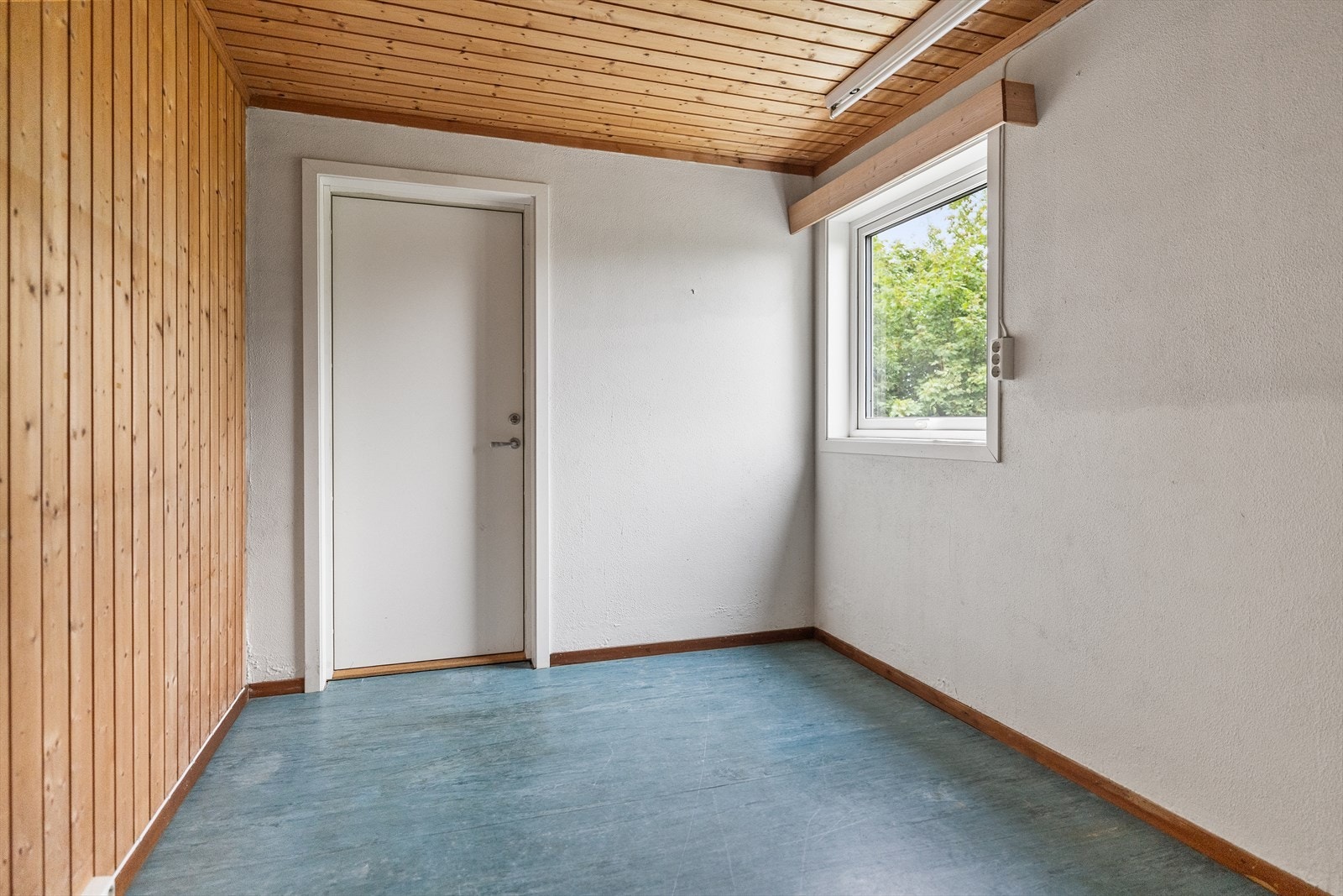 Soverom 2 har direkte utgang til hagen og kan også benyttes som praktisk hobby- eller oppbevaringsrom. Galleribilde