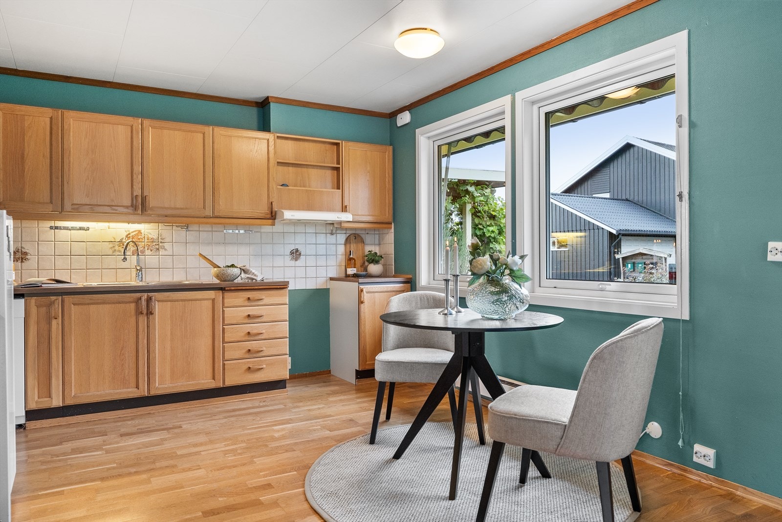 Her er det god plass til et hyggelig frokostbord, perfekt for rolige morgener med utsikt til uteområdet. Galleribilde