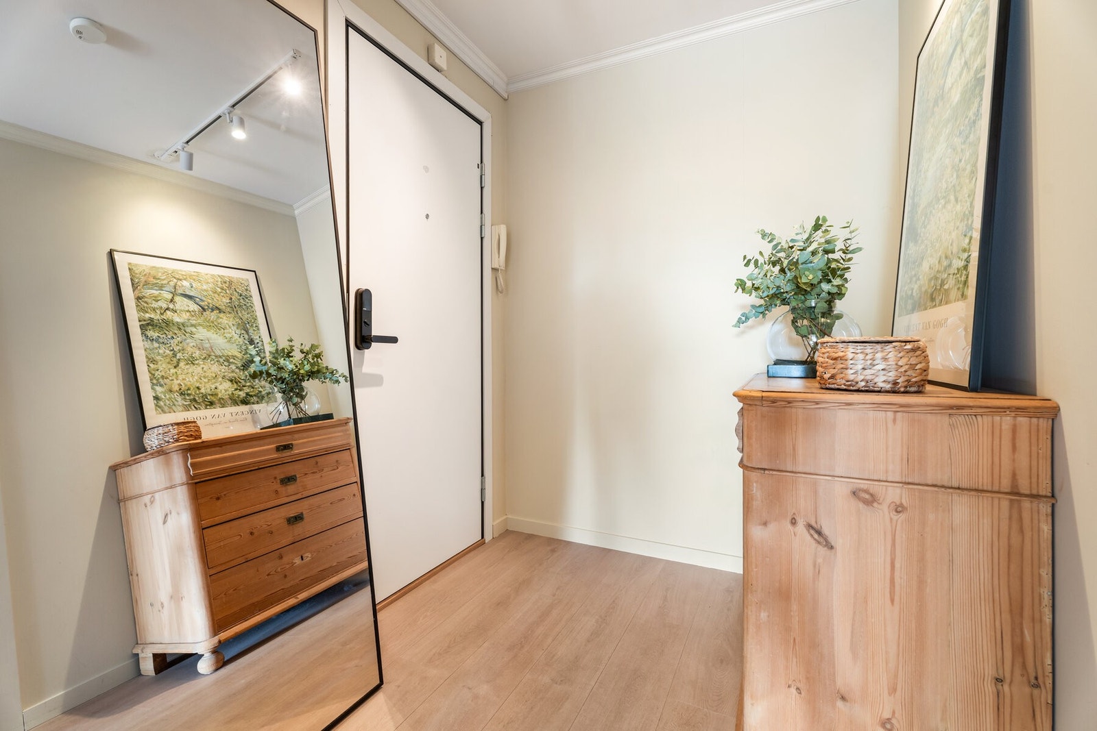 Det er kodelås til bygg og leilighet. Galleribilde