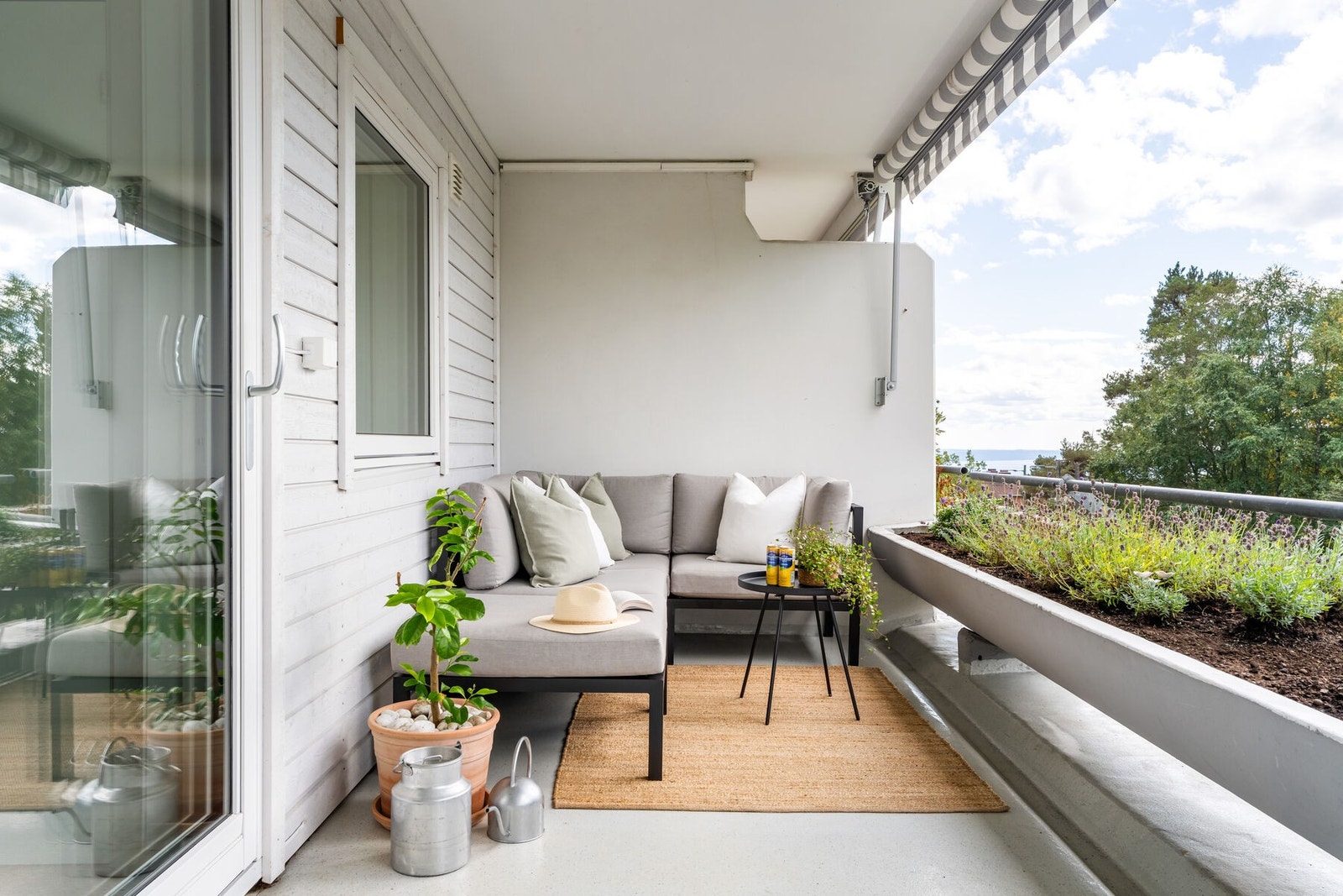 Fra stuen er det utgang til en sørvestvendt terrasse på ca. 11 kvm. Galleribilde