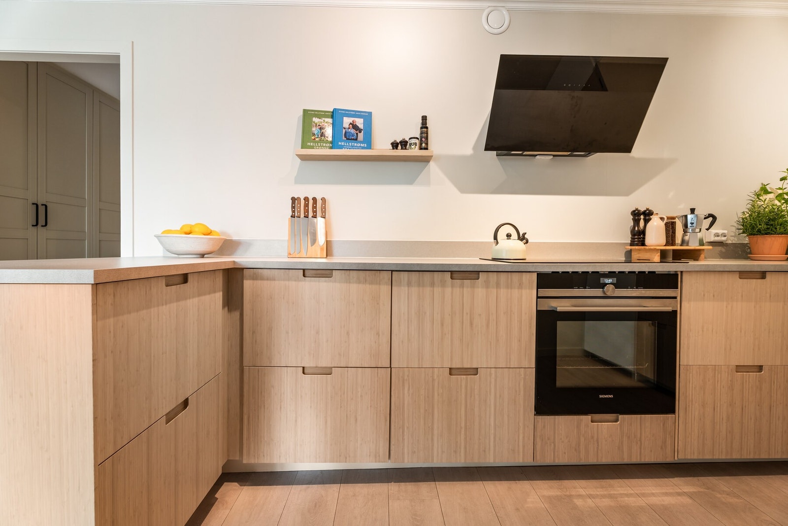 Kjøkkenet har hvitevarer fra Siemens, Grundig og Point. Galleribilde