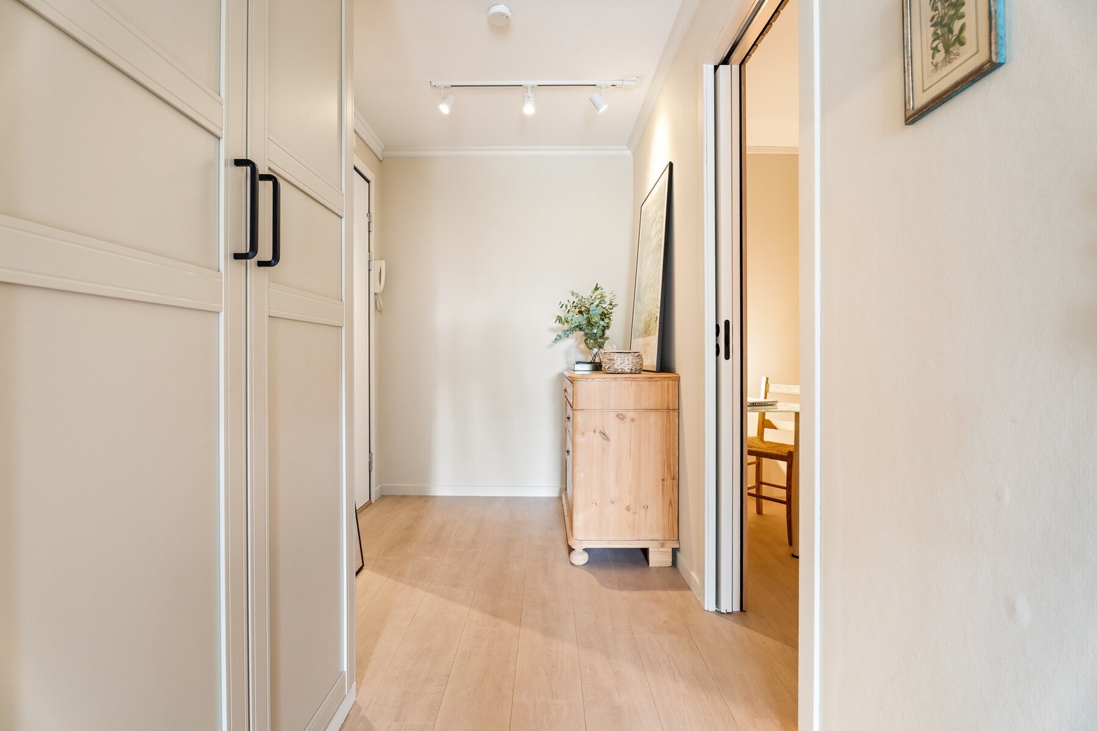 Fra gangen er det adkomst inn til kontor og badet. Galleribilde
