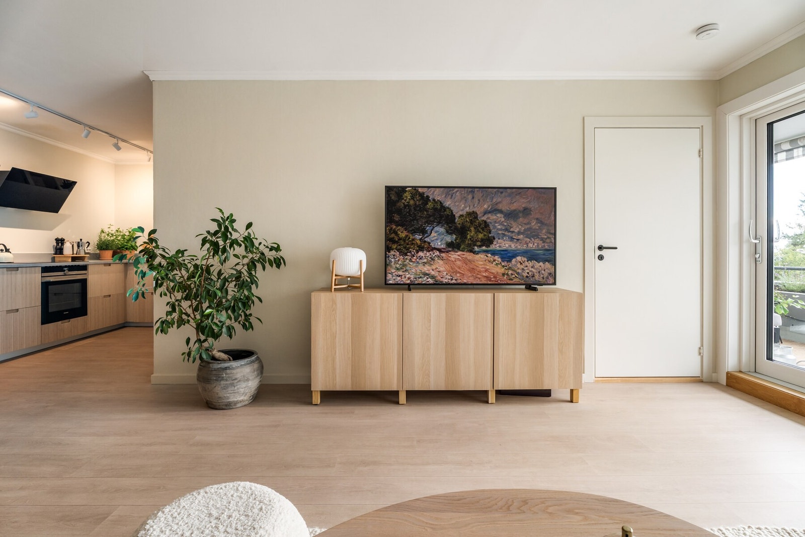Stuen ligger i åpen forbindelse med kjøkkenet og har videre adkomst til soverommet. Galleribilde