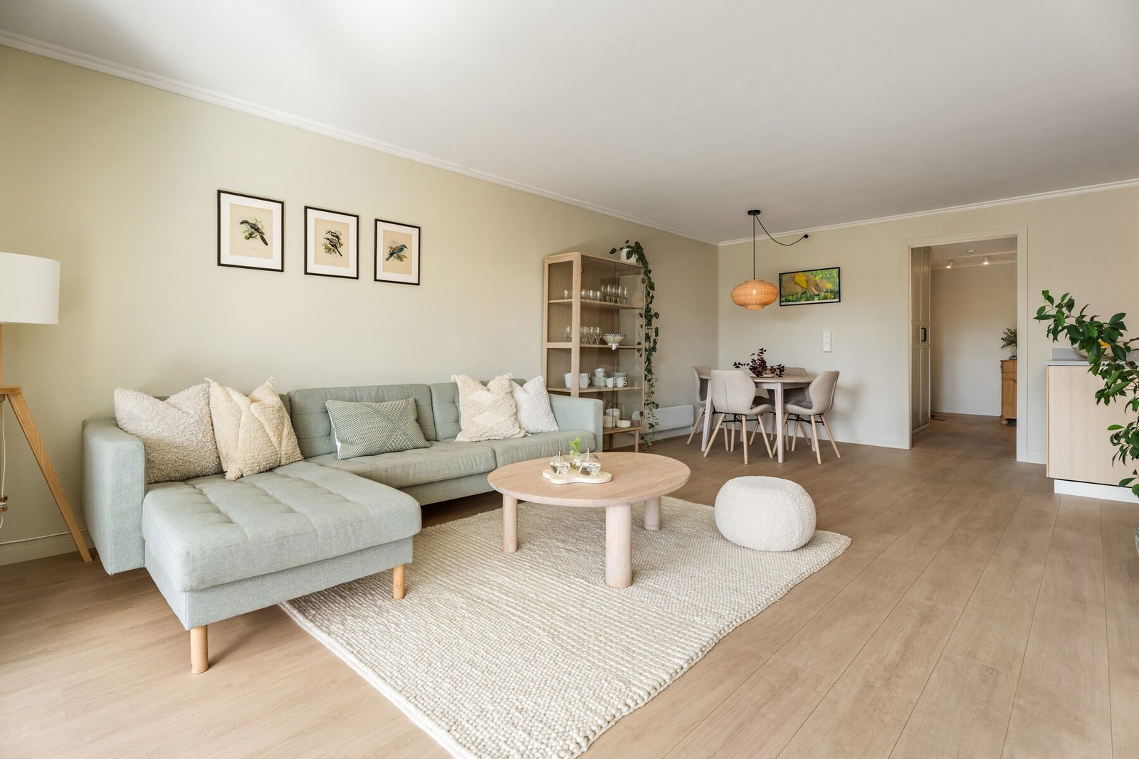 Stuen har en god planløsning med plass til både sofagruppe og spisebord. Galleribilde