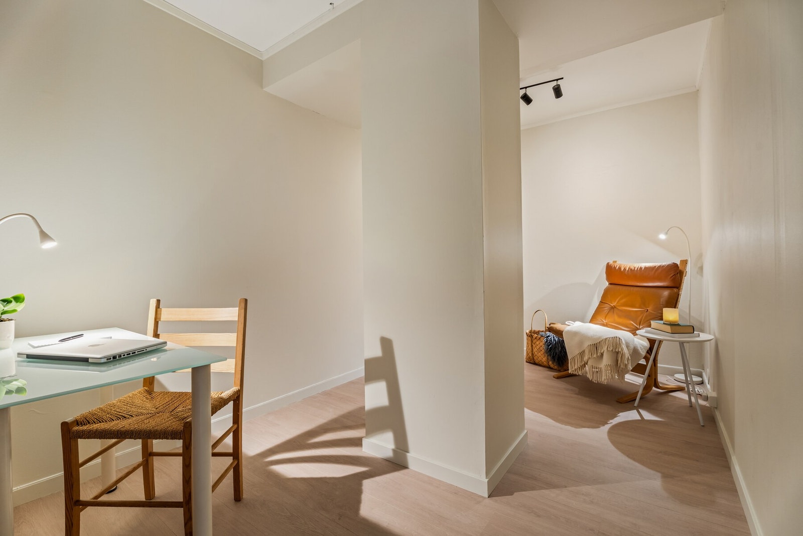 Praktisk kontor med plass til både skrivebord og en liten lesekrok. Galleribilde