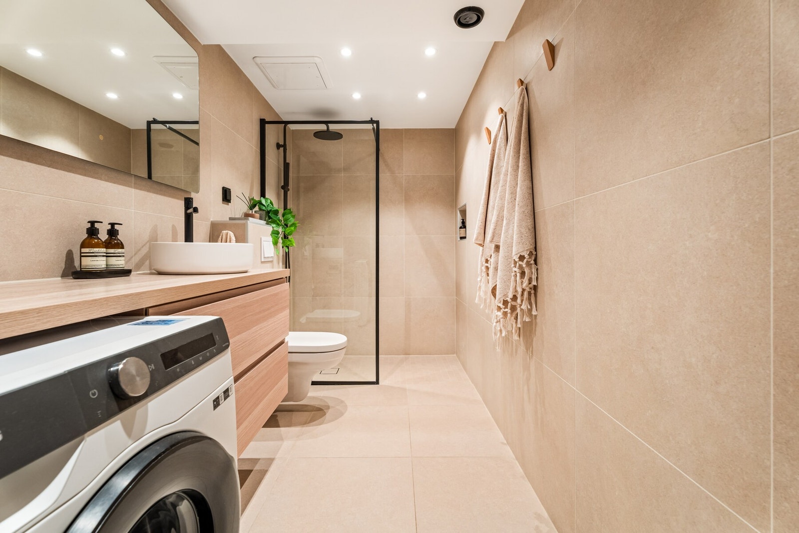 Badet ble totalrenovert i 2022 og har gulv med varmekabler. Det er også opplegg for vaskemaskin. Galleribilde