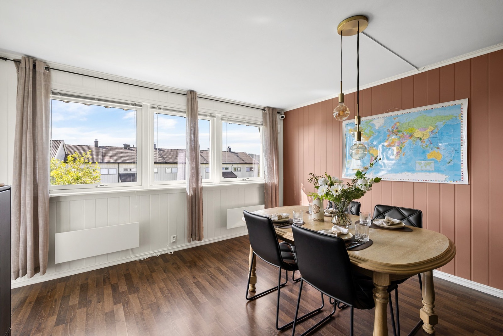 Fin sone for spisestue med flott utsyn gjennom vinduene. Galleribilde