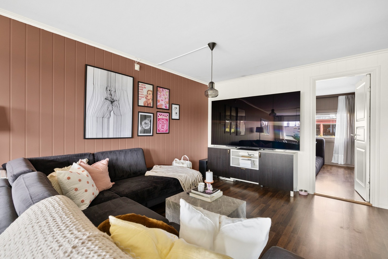 Fin stue med fine moderne farger på overflatene. Galleribilde