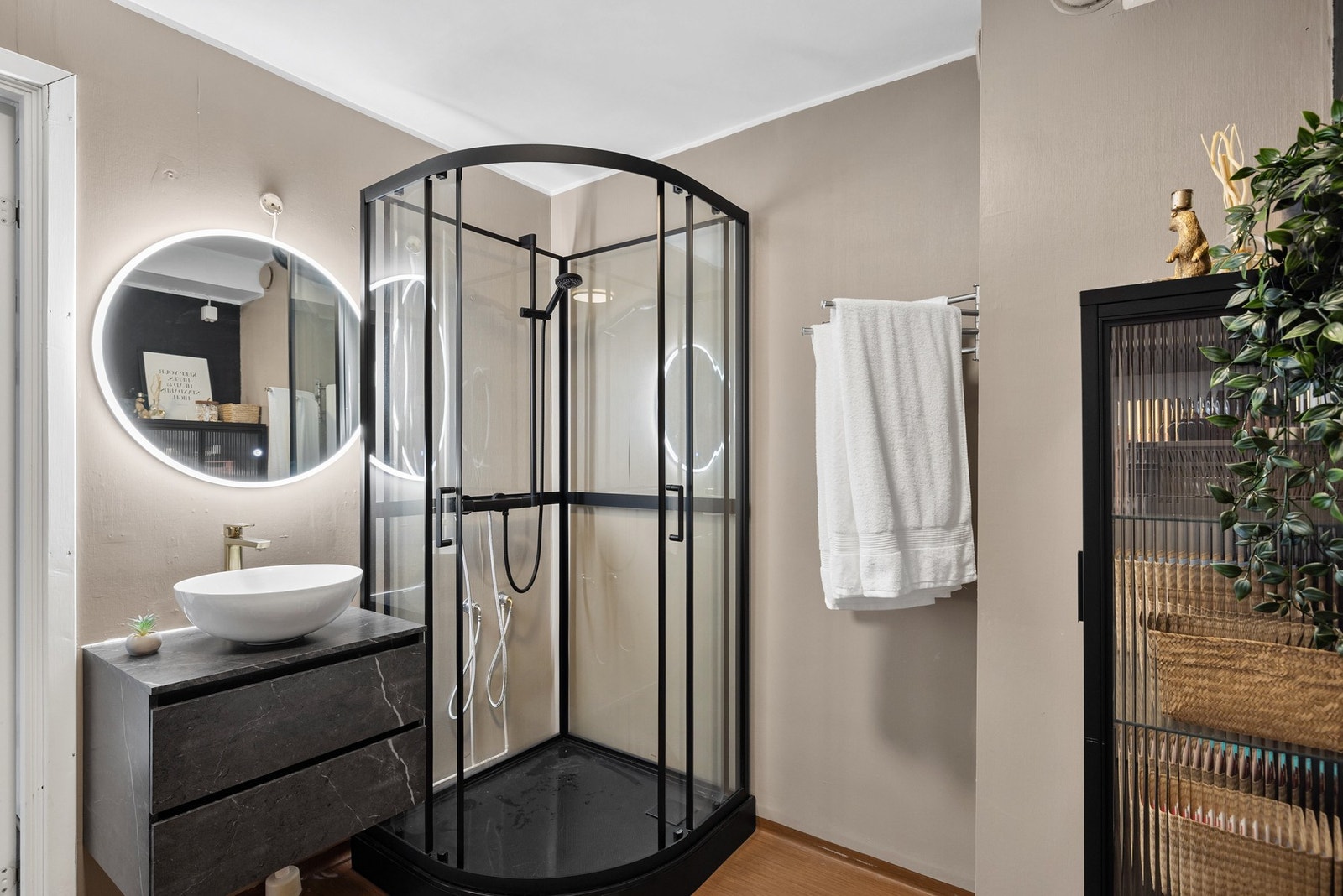 Flott bad med fine baderomsinnredninger. Galleribilde