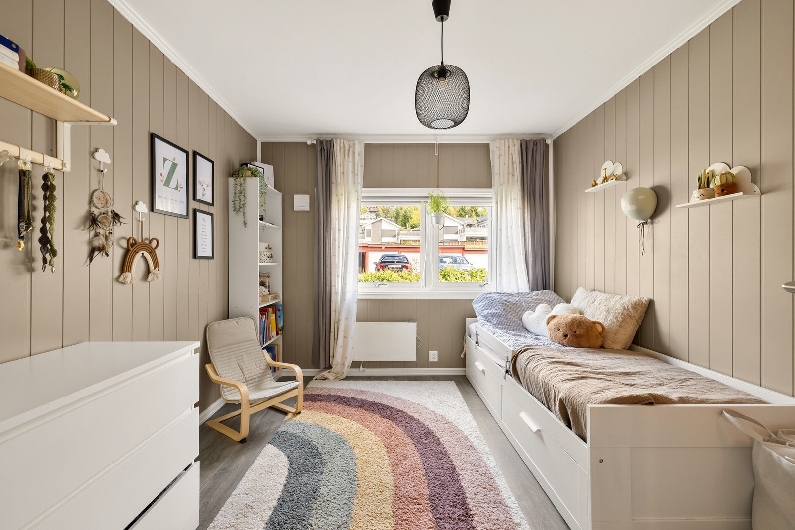 God plass til å innrede med seng- og garderobeløsning. Galleribilde