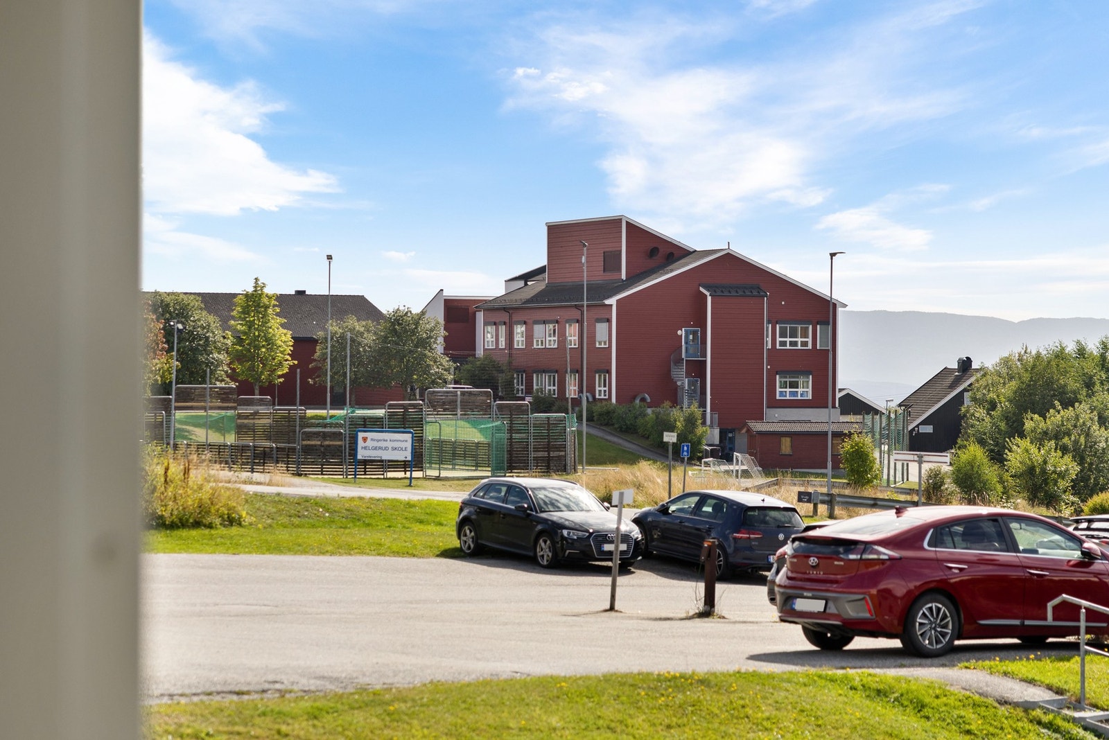 Fra balkongen har du utsikt mot barneskolen, Helgerud. Galleribilde
