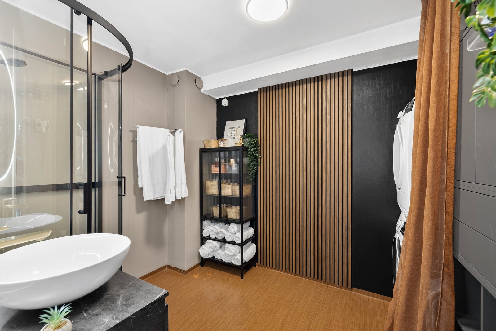 Badet har fine overflater i moderne farger og detaljer som lekker spilerplate på veggen. Galleribilde