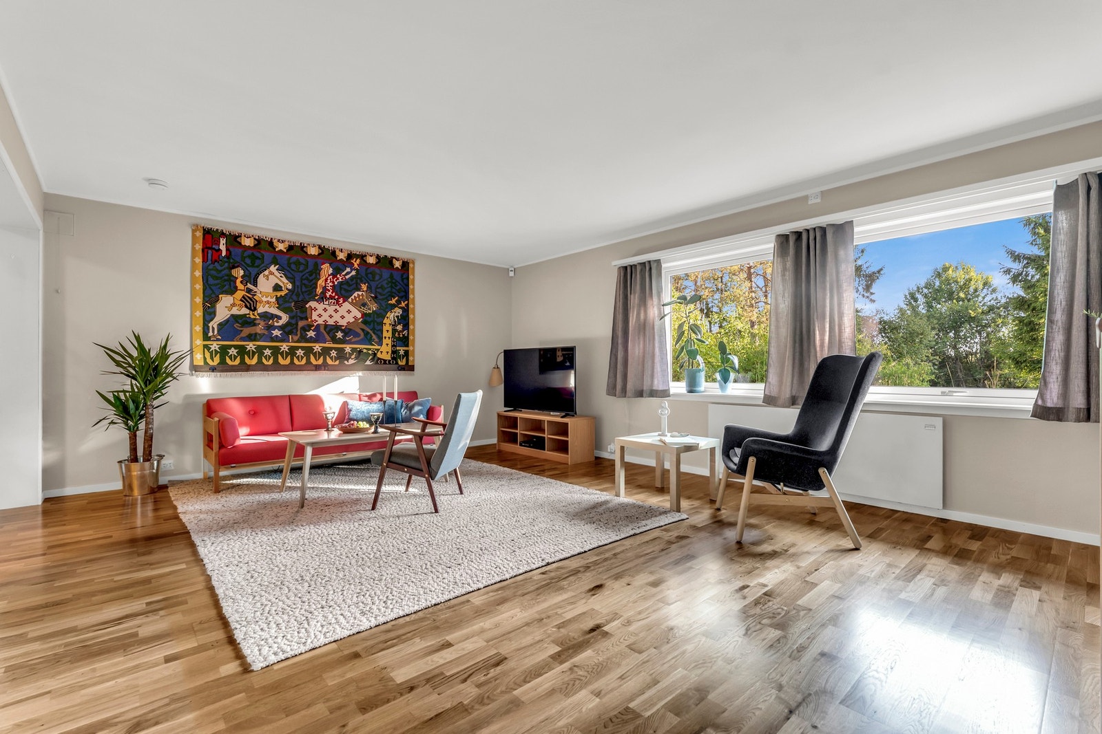 Store vindusflater med rikelig naturlig lys og utsikt over tomten Galleribilde