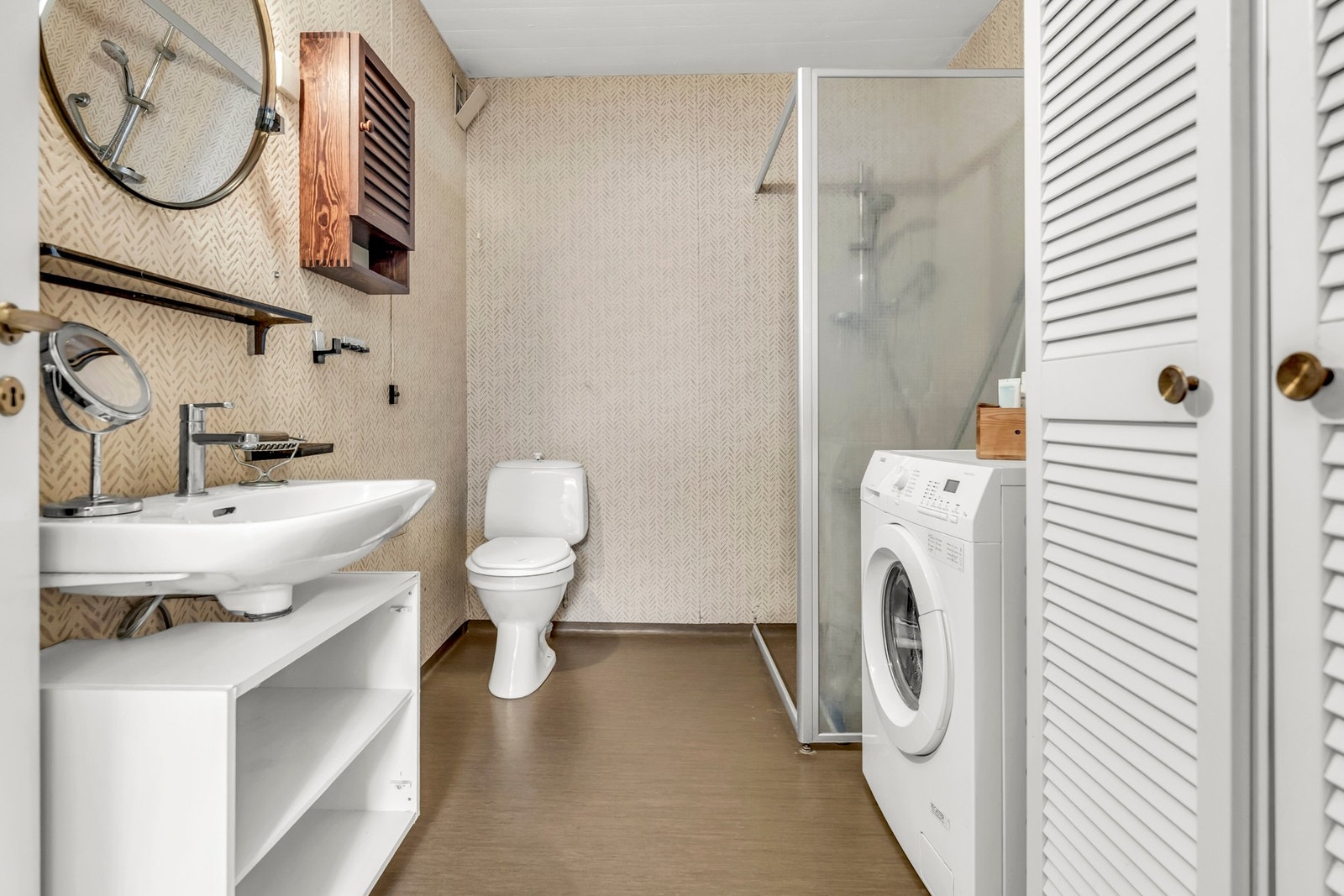 Videre fra soverommet har man eget bad med opplegg for vaskemaskin Galleribilde
