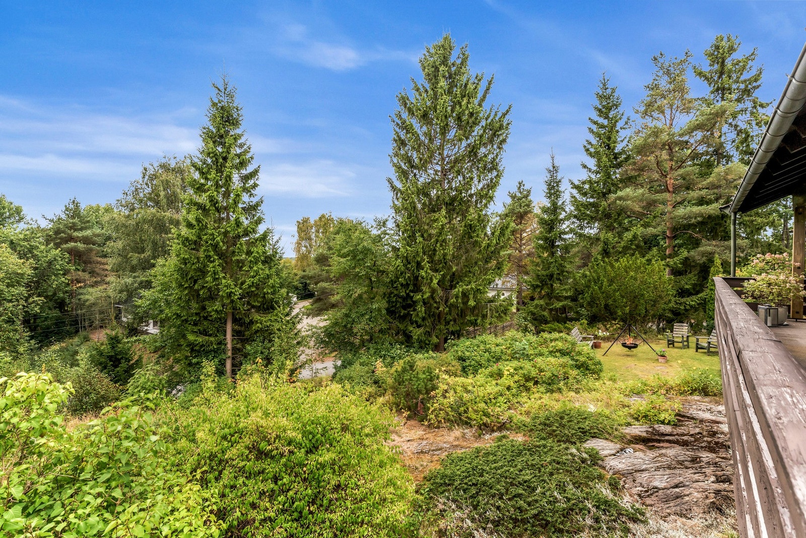 Boligen ligger flott til på enden av rekken med naturtomt rundt seg Galleribilde