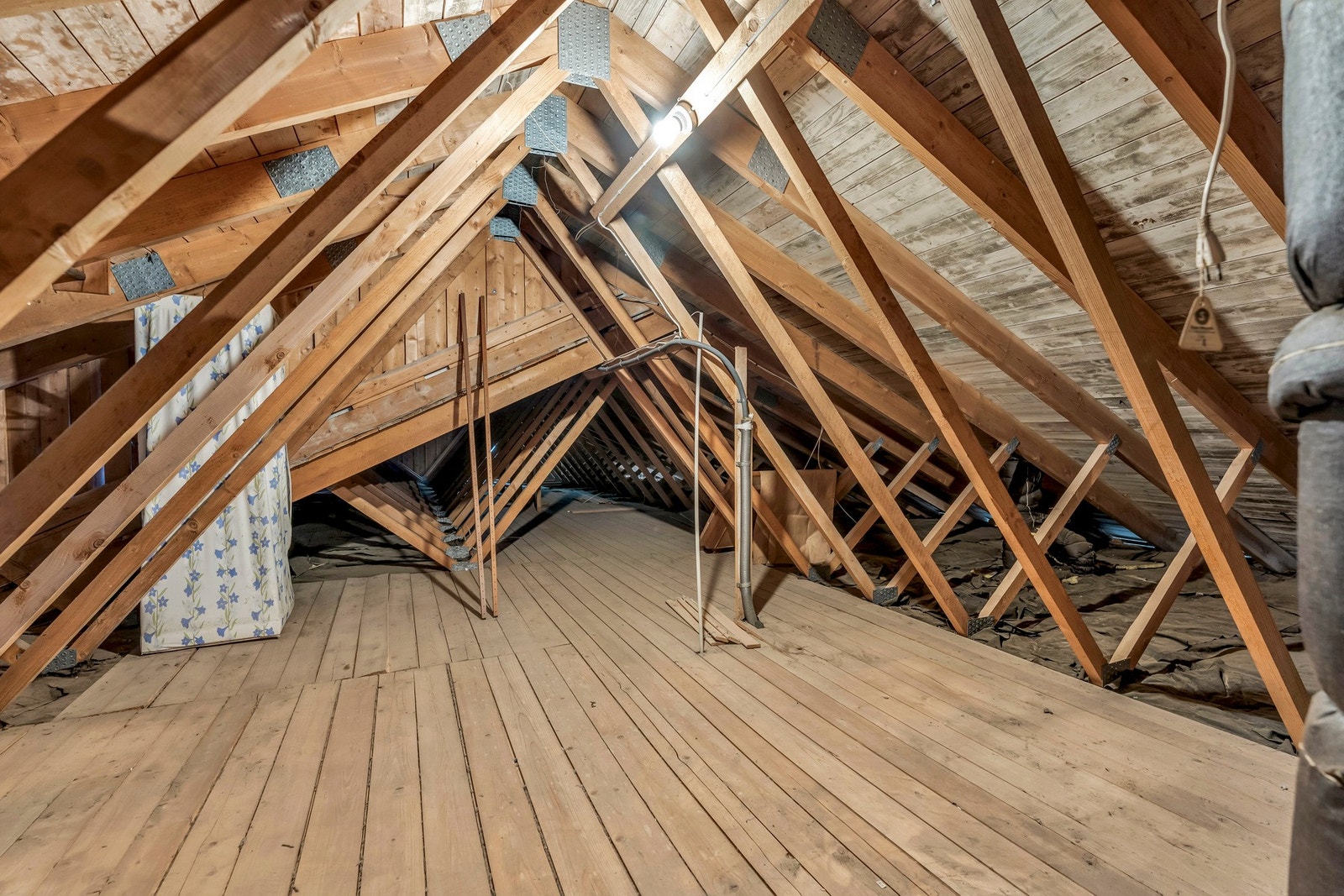 Boligen har også et stort lagringsloft med god takhøyde Galleribilde