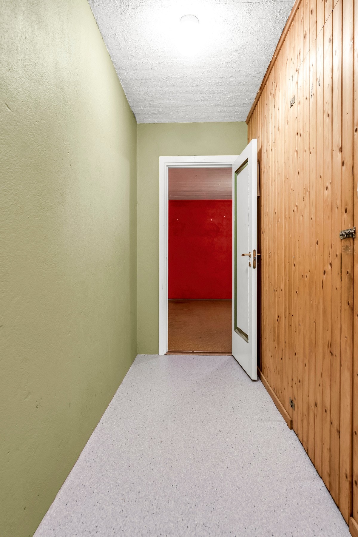 Fra trapperommet har man en hall som tar deg videre inn til tre store boder Galleribilde