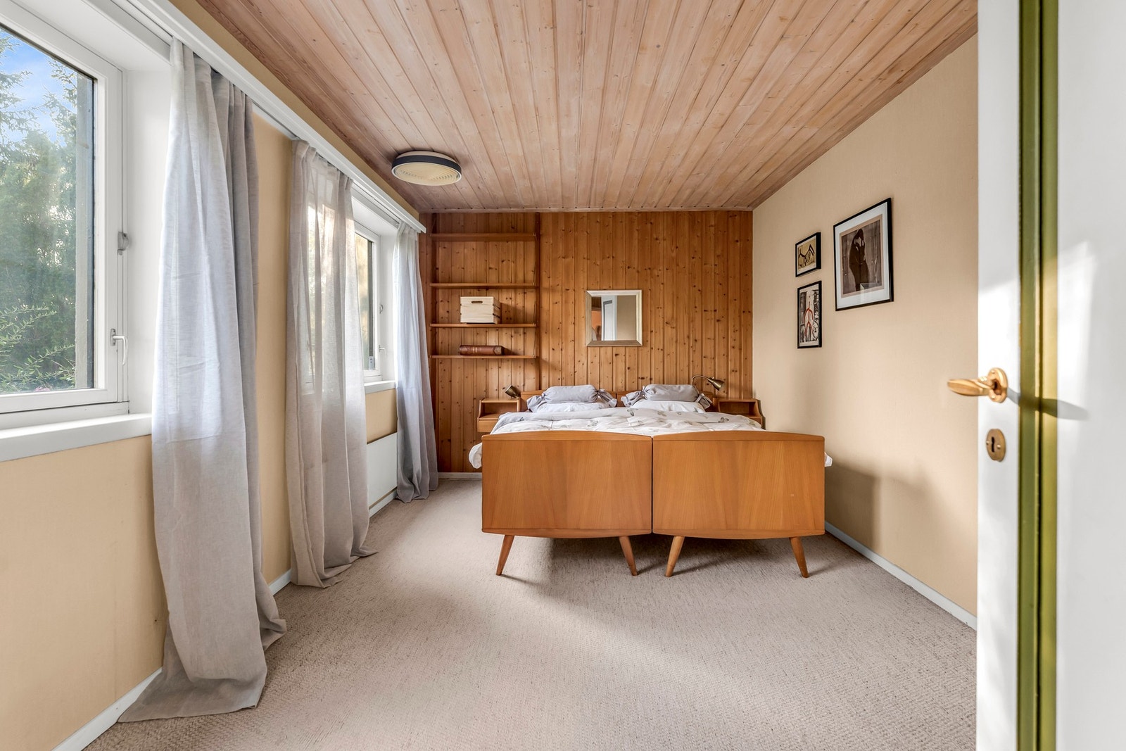 Fra trapperommet har man tilgang til et stort soverom med plass for dobbeltseng og garderobe. Dette kan fint også benyttes som ekstra kjellerstue Galleribilde