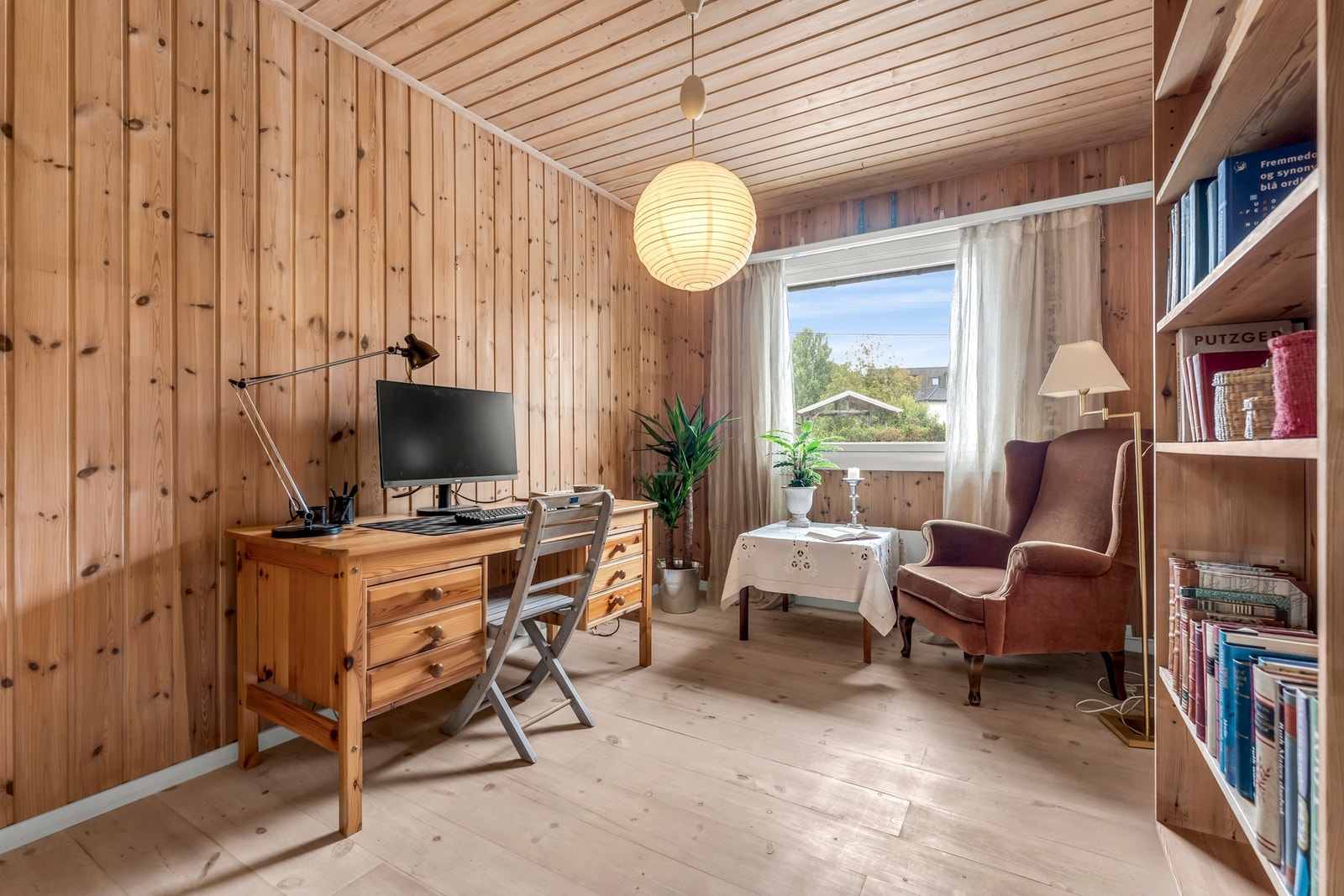 Soverom nr 3 har god løsning og plass for dobbeltseng. Benyttes i dag som hjemmekontor Galleribilde