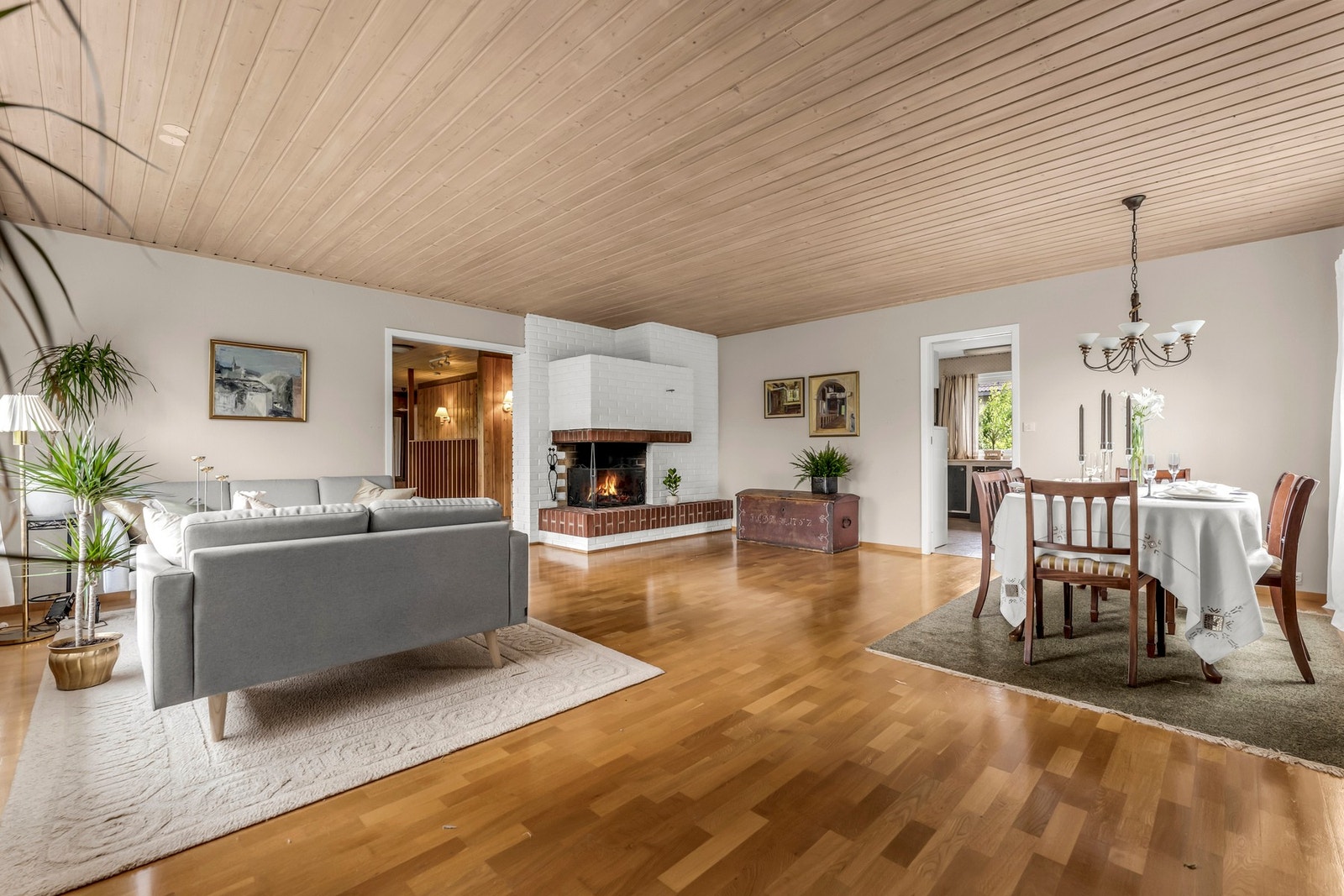 Stor, lys og flott dagligstue med plass for lounge, sofa og spisegruppe Galleribilde