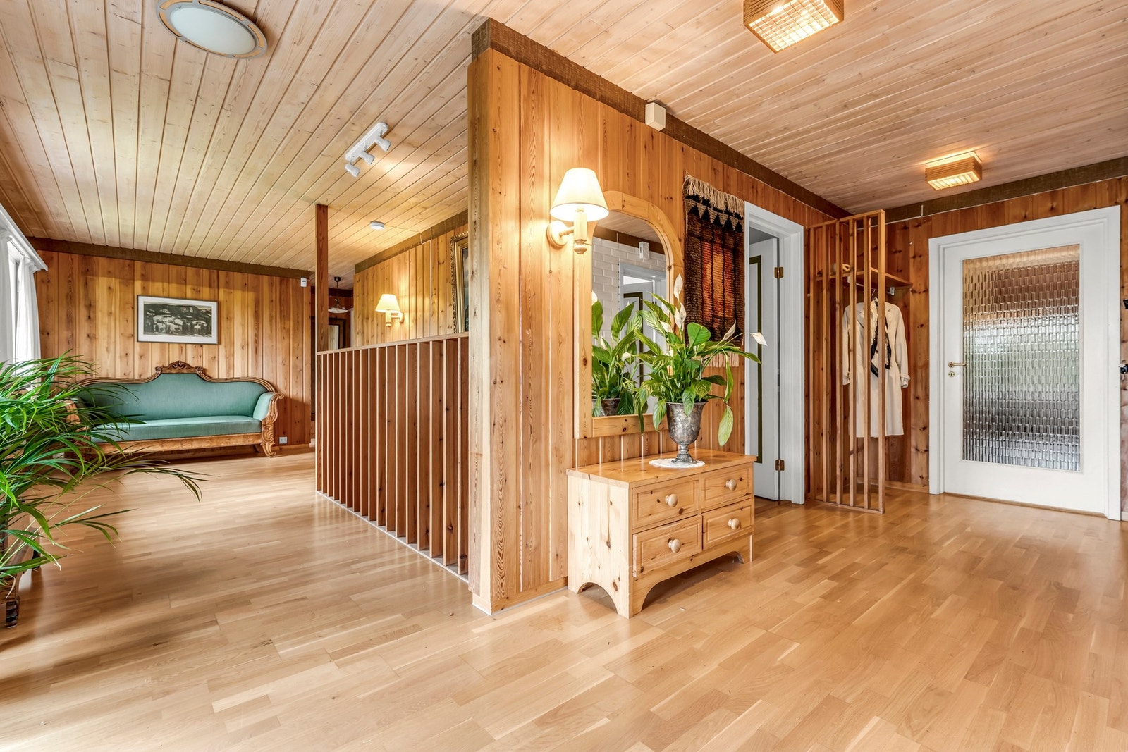 Stort og romslig allrom med rikelig plass for oppheng av yttertøye og med plass for ekstra sofakrok. Her har man utgang til terrassen. Galleribilde