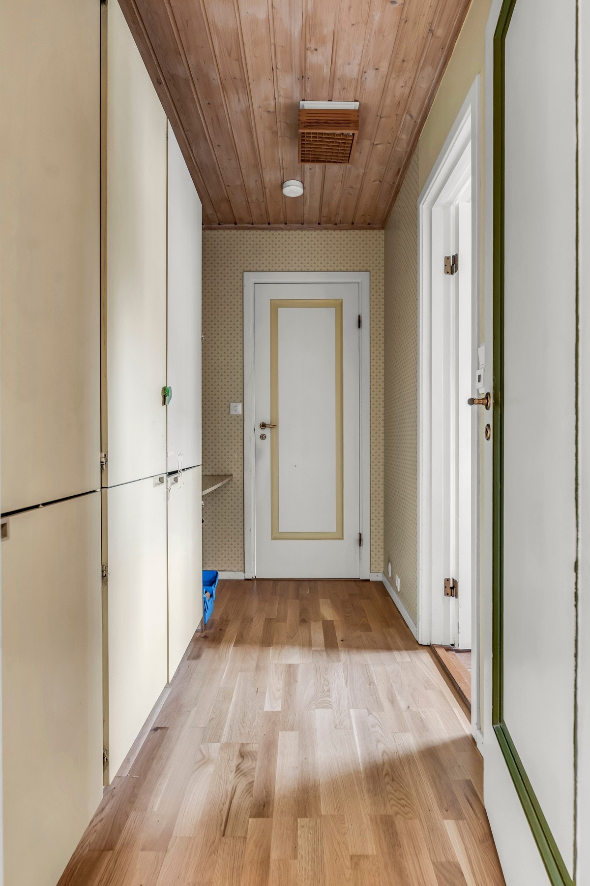 Liten hall som fører deg inn til hovedsoverommet og badet Galleribilde